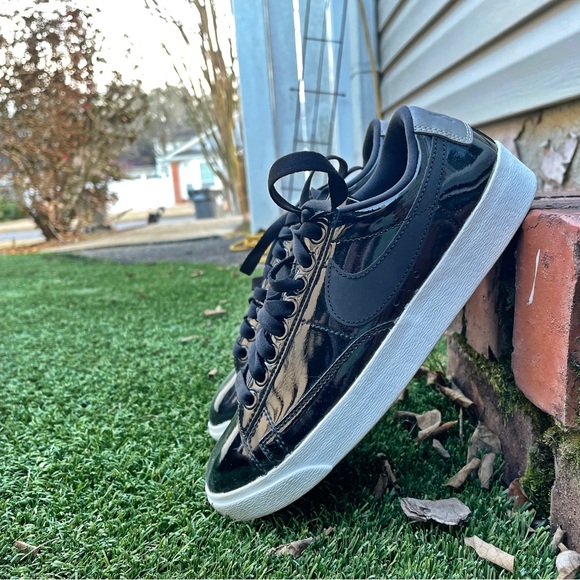 Women’s Nike Blazer Low SE Premium Black White Sneakers AA1557-001 - Picture 1 of 7